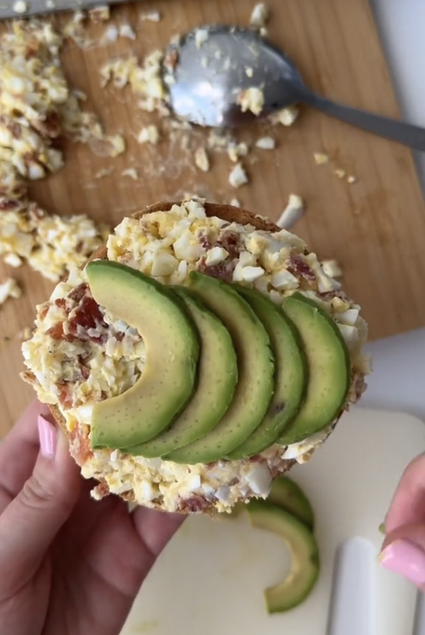 Chopped bagel met ei, spek en avocado